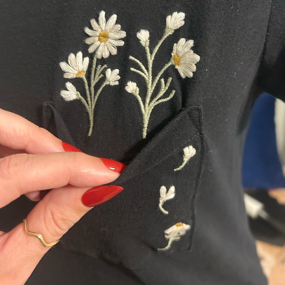 A&F Daisy Pocket Crew T-shirt - Picture 3 of 4
